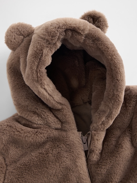 baby-einteiler mit bärenkapuze aus kunstfell