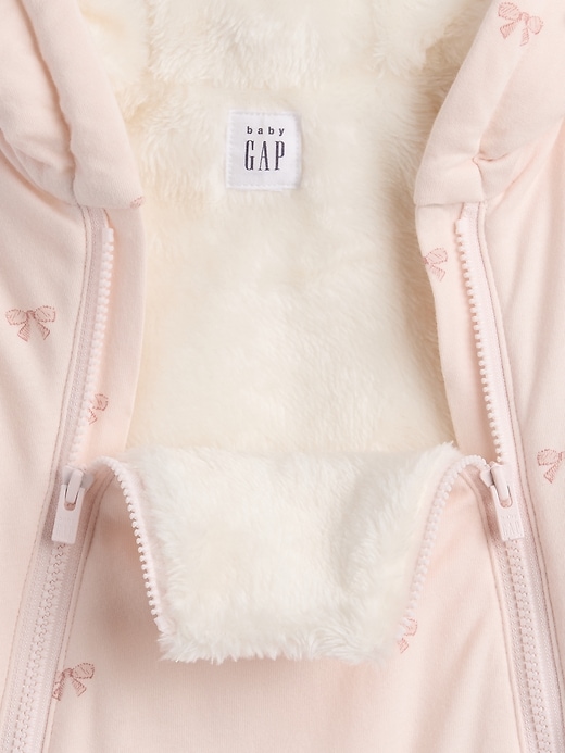 baby-einteiler mit sherpa-futter und kapuze