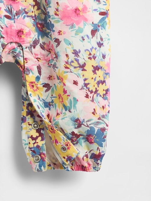 baby-einteiler mit rüschenrücken und blumenmuster