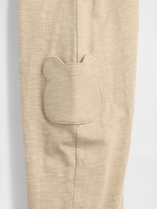 baby-einteiler aus bio-baumwolle mit bärentasche
