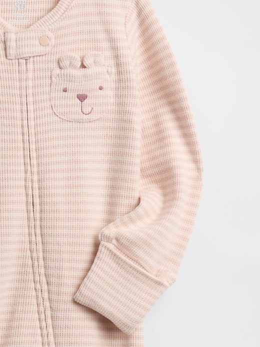 baby softspun waffel-bären-einteiler mit taschen und füßen