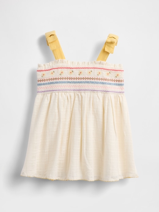 besticktes babykleid mit bindebändern an den schultern