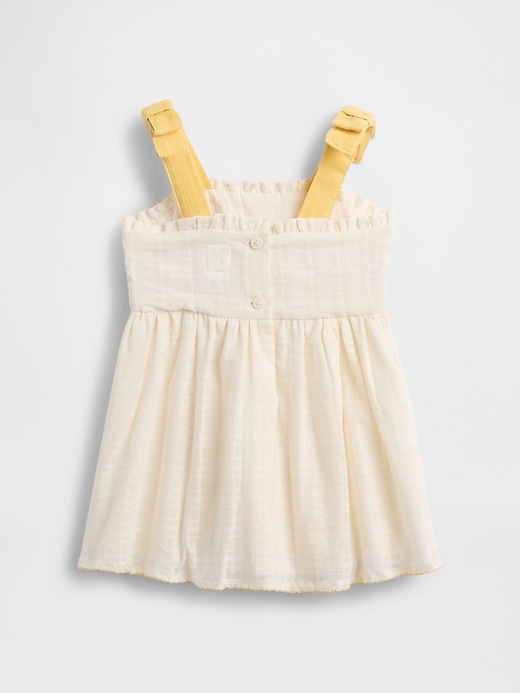 besticktes babykleid mit bindebändern an den schultern