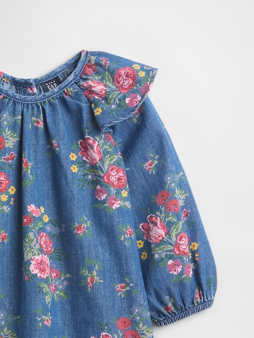 baby-jeanskleid mit rüschen an den schultern