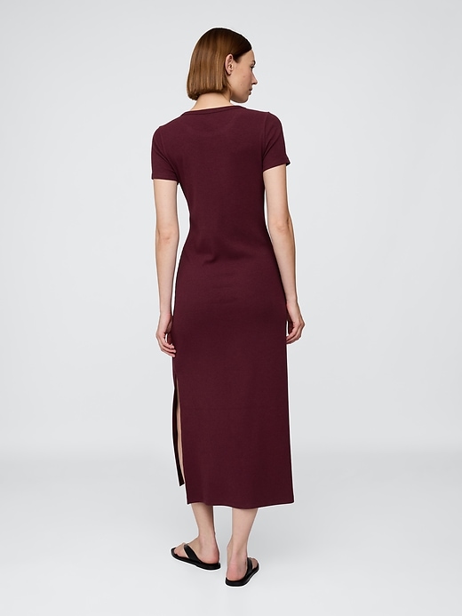 modernes rippstrick-maxi-t-shirt-kleid