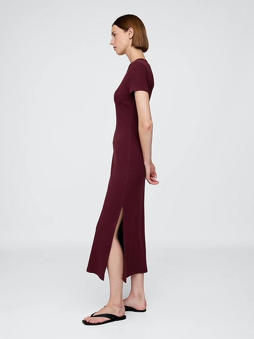 modernes rippstrick-maxi-t-shirt-kleid