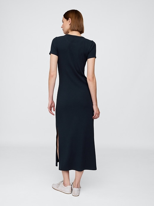 modernes rippstrick-maxi-t-shirt-kleid