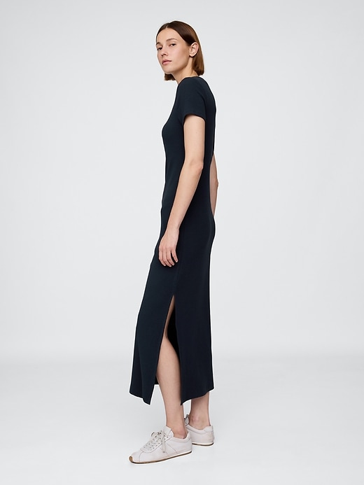 modernes rippstrick-maxi-t-shirt-kleid