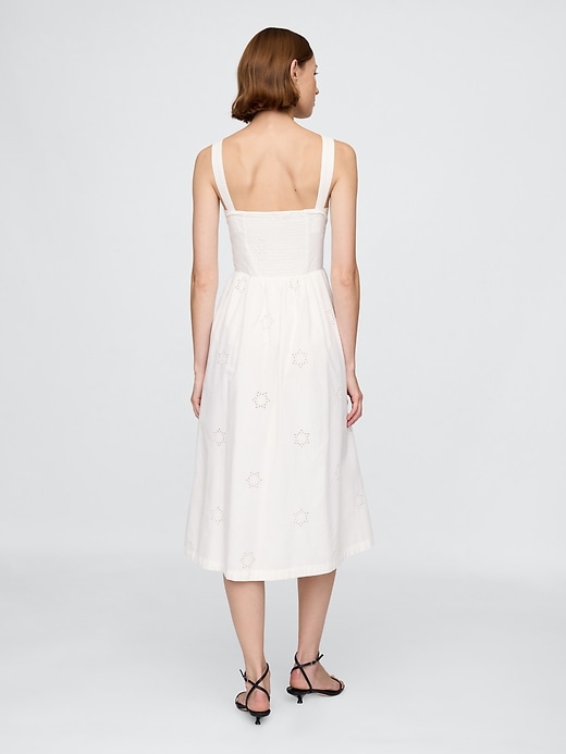 kleid mit lochstickerei und rundhalsausschnitt