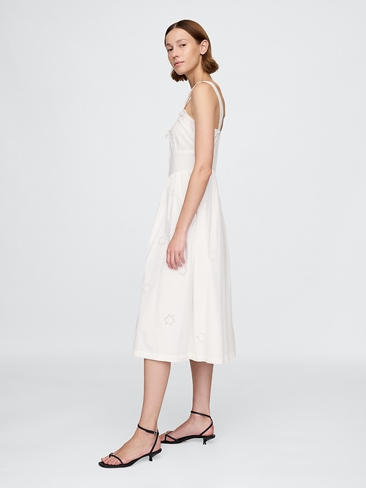 kleid mit lochstickerei und rundhalsausschnitt