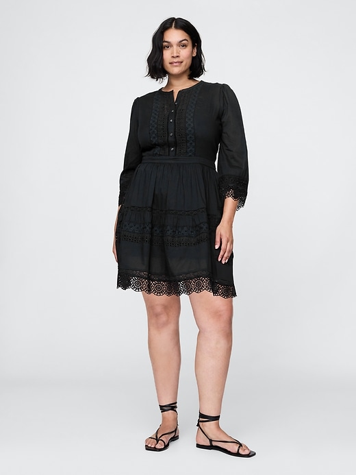 minikleid mit spitzenbesatz