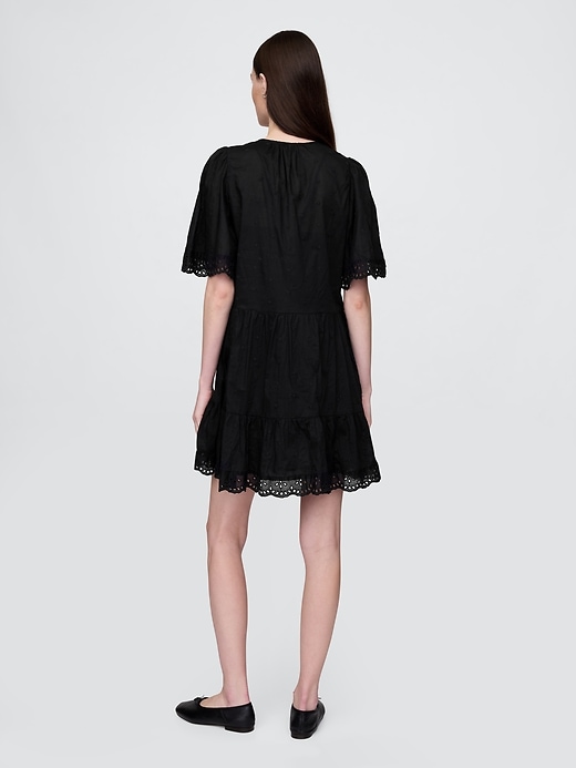 minikleid mit volantärmeln und lochstickerei