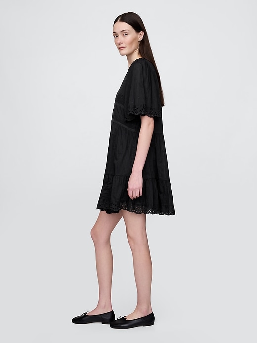 minikleid mit volantärmeln und lochstickerei