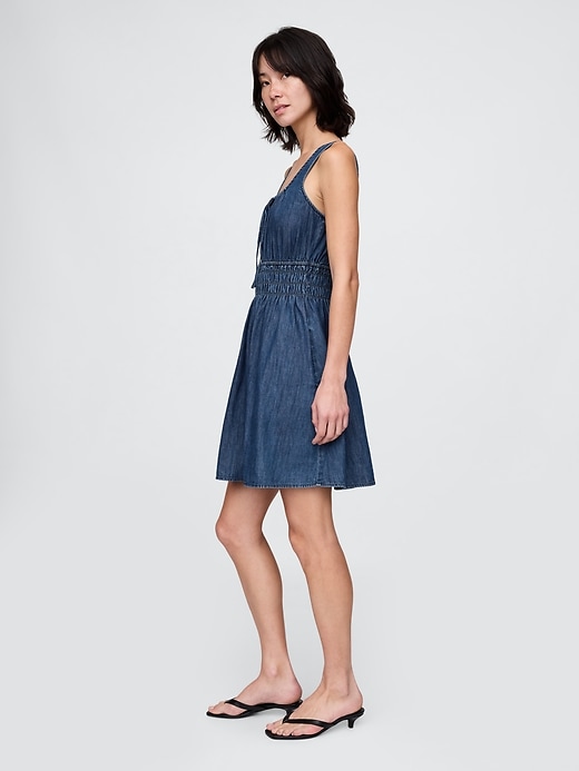 jeans-minikleid mit bindeband vorne und geraffter taille