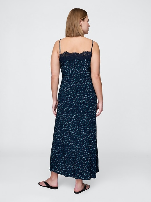 maxikleid aus crêpe mit spitzenbesatz und herzausschnitt