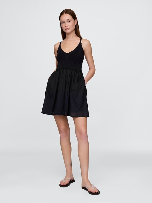 gehäkeltes minikleid aus verschiedenen materialien