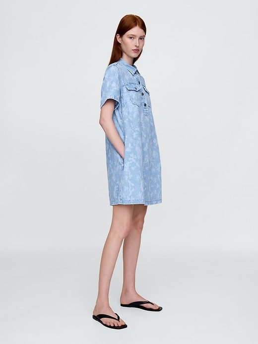 ultraweiches jeans-minikleid mit blumenmuster