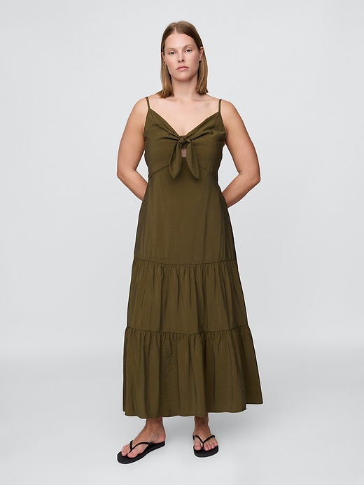 stufen-maxikleid mit bindeband vorne