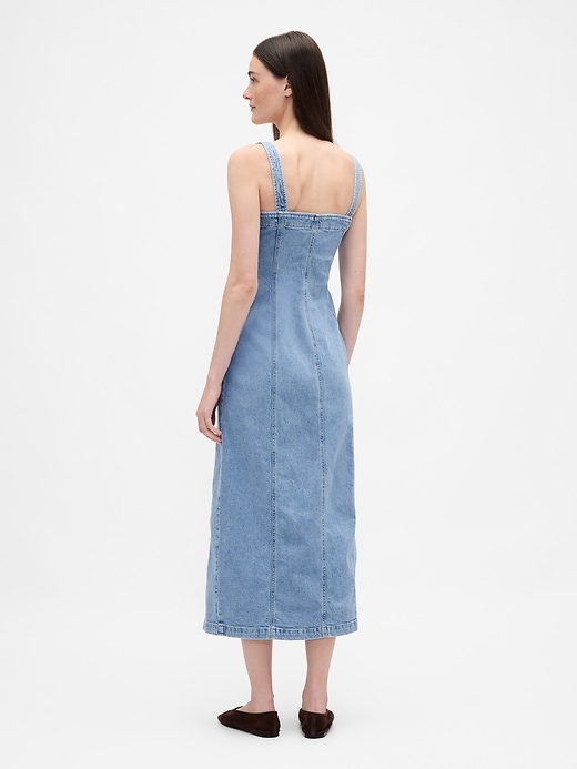 maxikleid aus denim mit ziernähten und knopfleiste