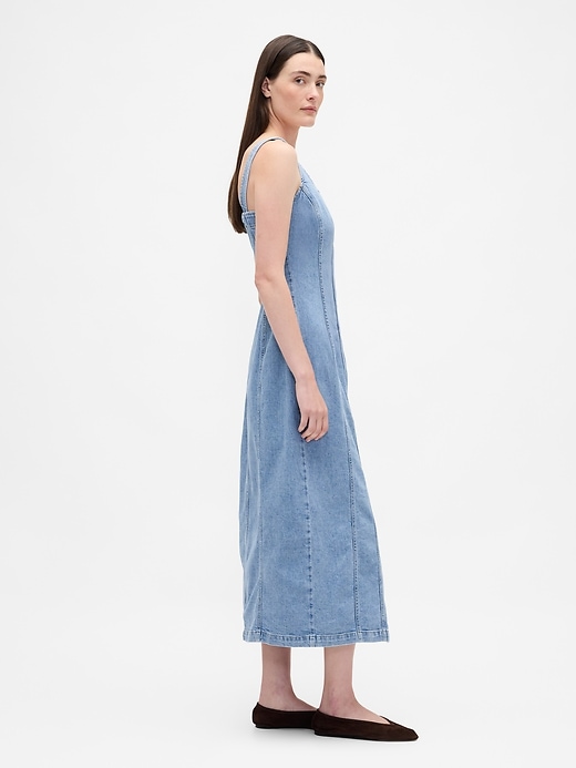 maxikleid aus denim mit ziernähten und knopfleiste