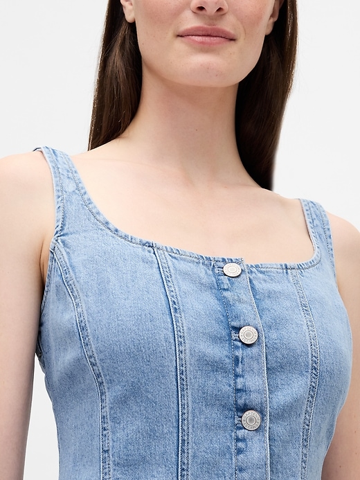 maxikleid aus denim mit ziernähten und knopfleiste