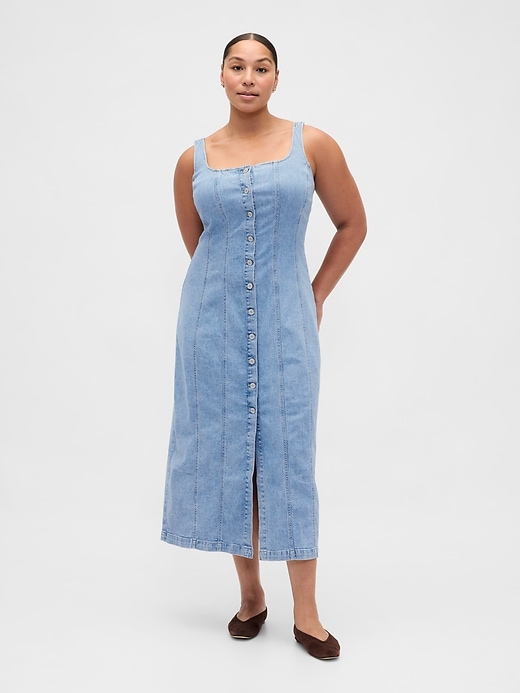 maxikleid aus denim mit ziernähten und knopfleiste