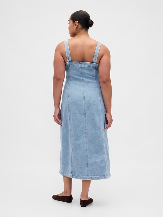 maxikleid aus denim mit ziernähten und knopfleiste