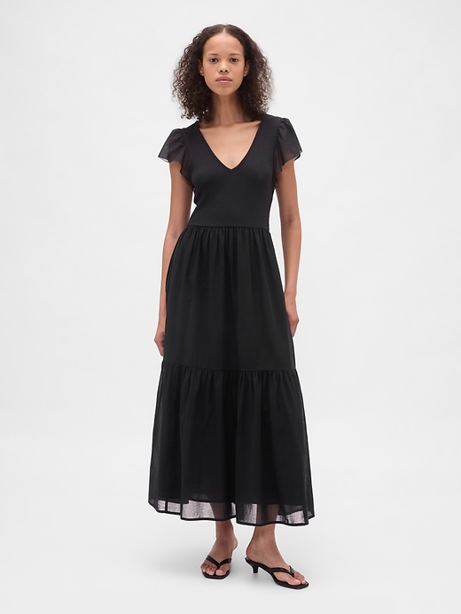 modernes maxikleid mit rüschen aus verschiedenen materialien