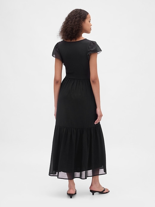 modernes maxikleid mit rüschen aus verschiedenen materialien