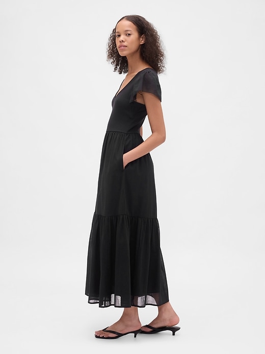 modernes maxikleid mit rüschen aus verschiedenen materialien