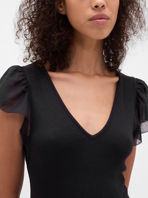 modernes maxikleid mit rüschen aus verschiedenen materialien