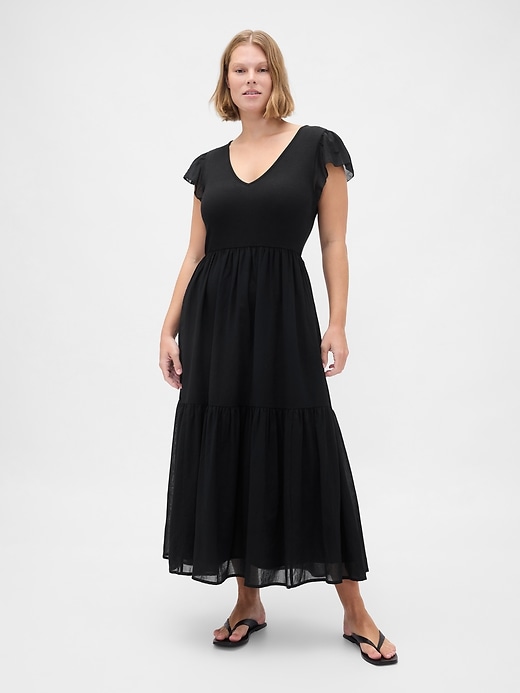 modernes maxikleid mit rüschen aus verschiedenen materialien