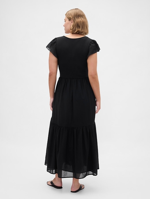 modernes maxikleid mit rüschen aus verschiedenen materialien