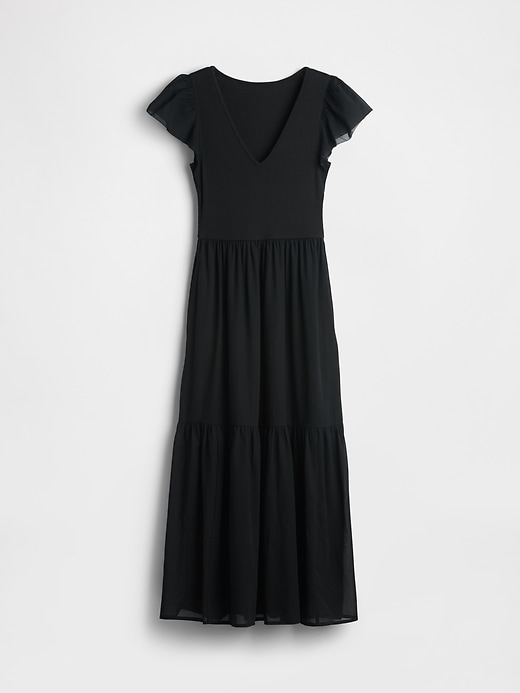modernes maxikleid mit rüschen aus verschiedenen materialien