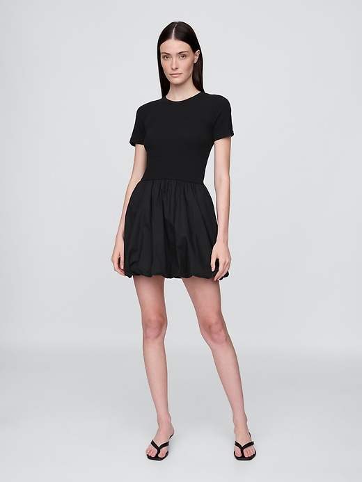 modernes minikleid aus verschiedenen materialien mit bubble-effekt
