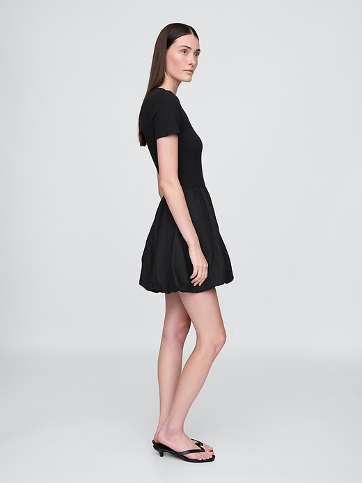 modernes minikleid aus verschiedenen materialien mit bubble-effekt