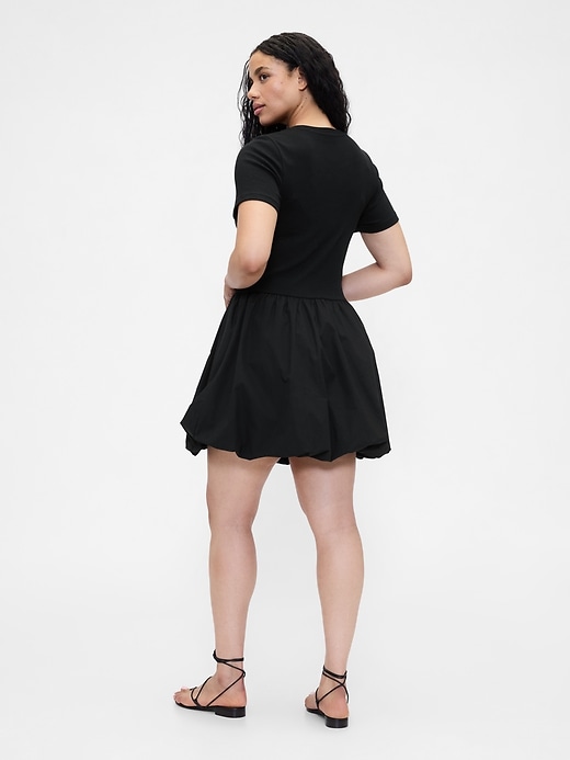modernes minikleid aus verschiedenen materialien mit bubble-effekt