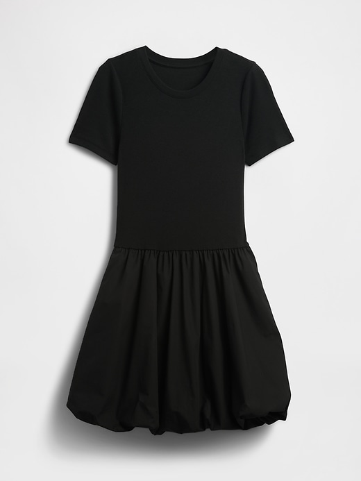 modernes minikleid aus verschiedenen materialien mit bubble-effekt
