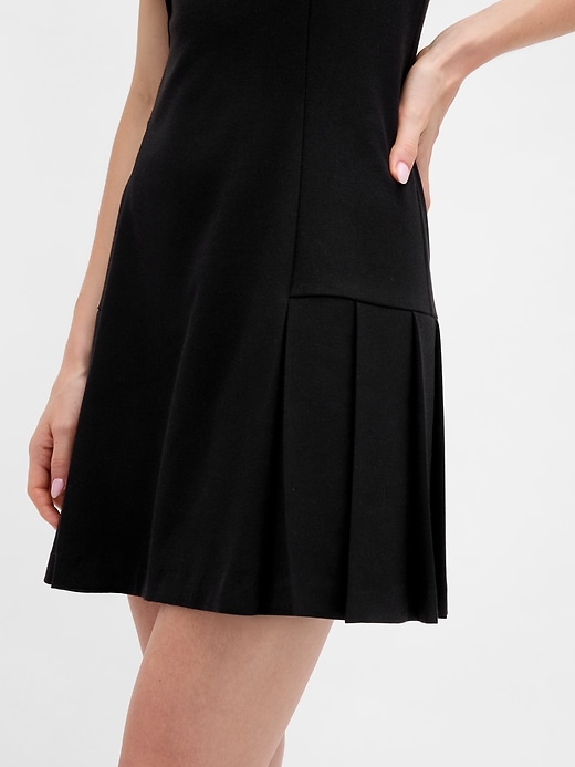 plissiertes minikleid mit eckigem ausschnitt