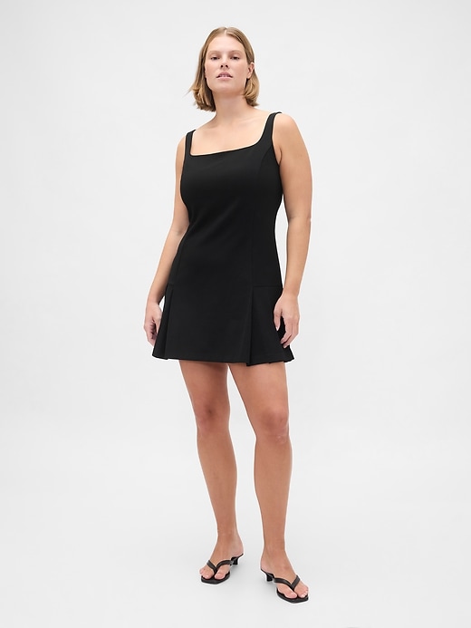 plissiertes minikleid mit eckigem ausschnitt