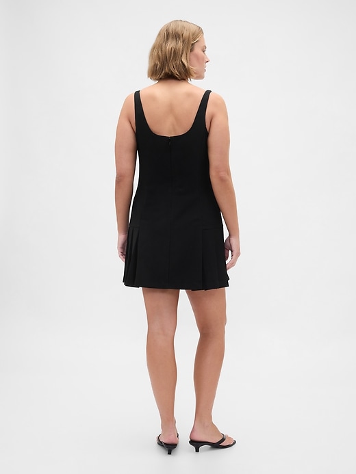 plissiertes minikleid mit eckigem ausschnitt