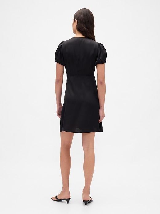 minikleid aus satin mit spitzenbesatz und v-ausschnitt