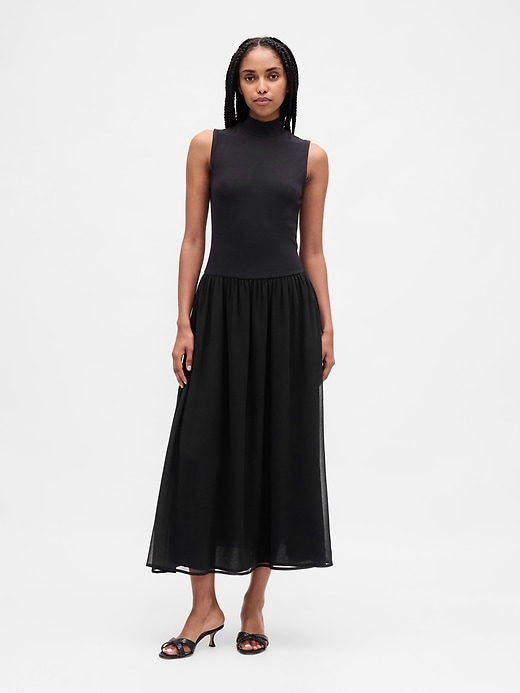 modernes maxikleid mit stehkragen und materialmix