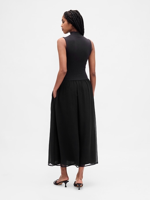 modernes maxikleid mit stehkragen und materialmix