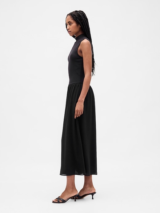 modernes maxikleid mit stehkragen und materialmix
