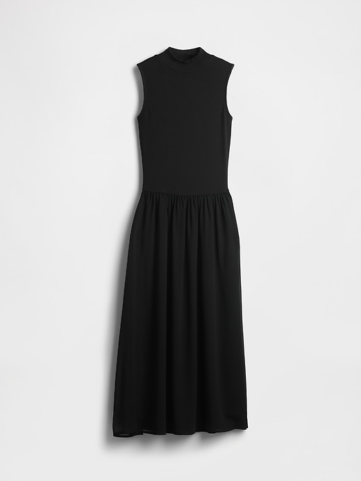 modernes maxikleid mit stehkragen und materialmix