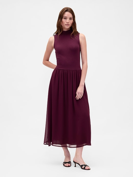 modernes maxikleid mit stehkragen und materialmix
