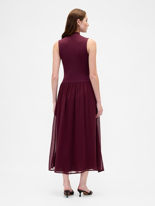 modernes maxikleid mit stehkragen und materialmix