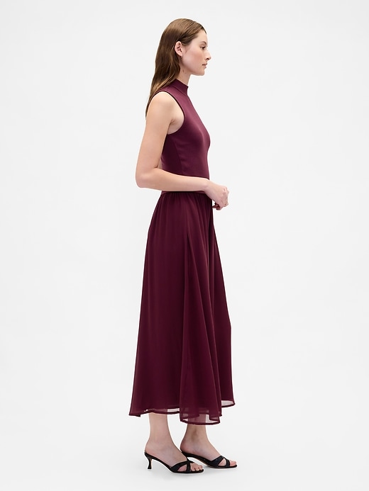 modernes maxikleid mit stehkragen und materialmix