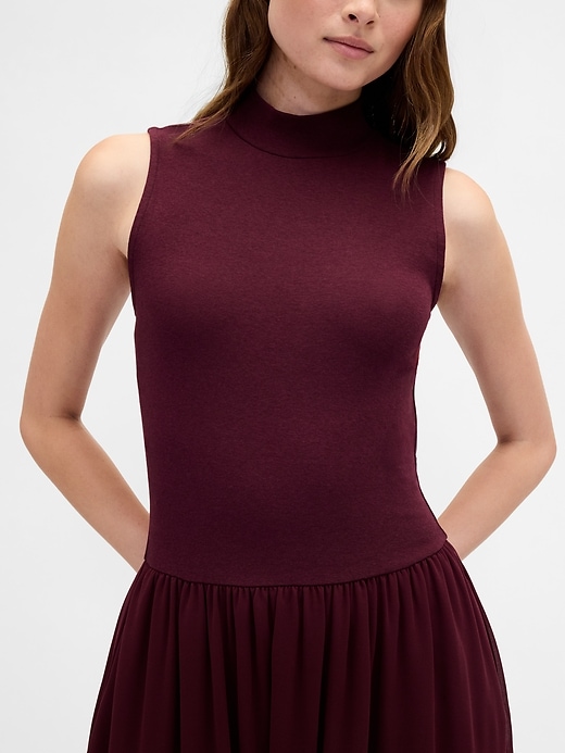 modernes maxikleid mit stehkragen und materialmix